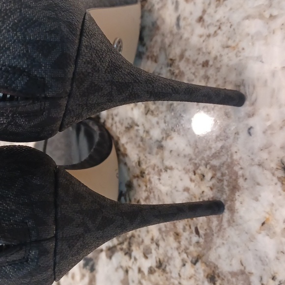 Michael Kors Women's Kelli Logo Print Charm Detail Sandals SZ 10 New - Picture 14 of 16